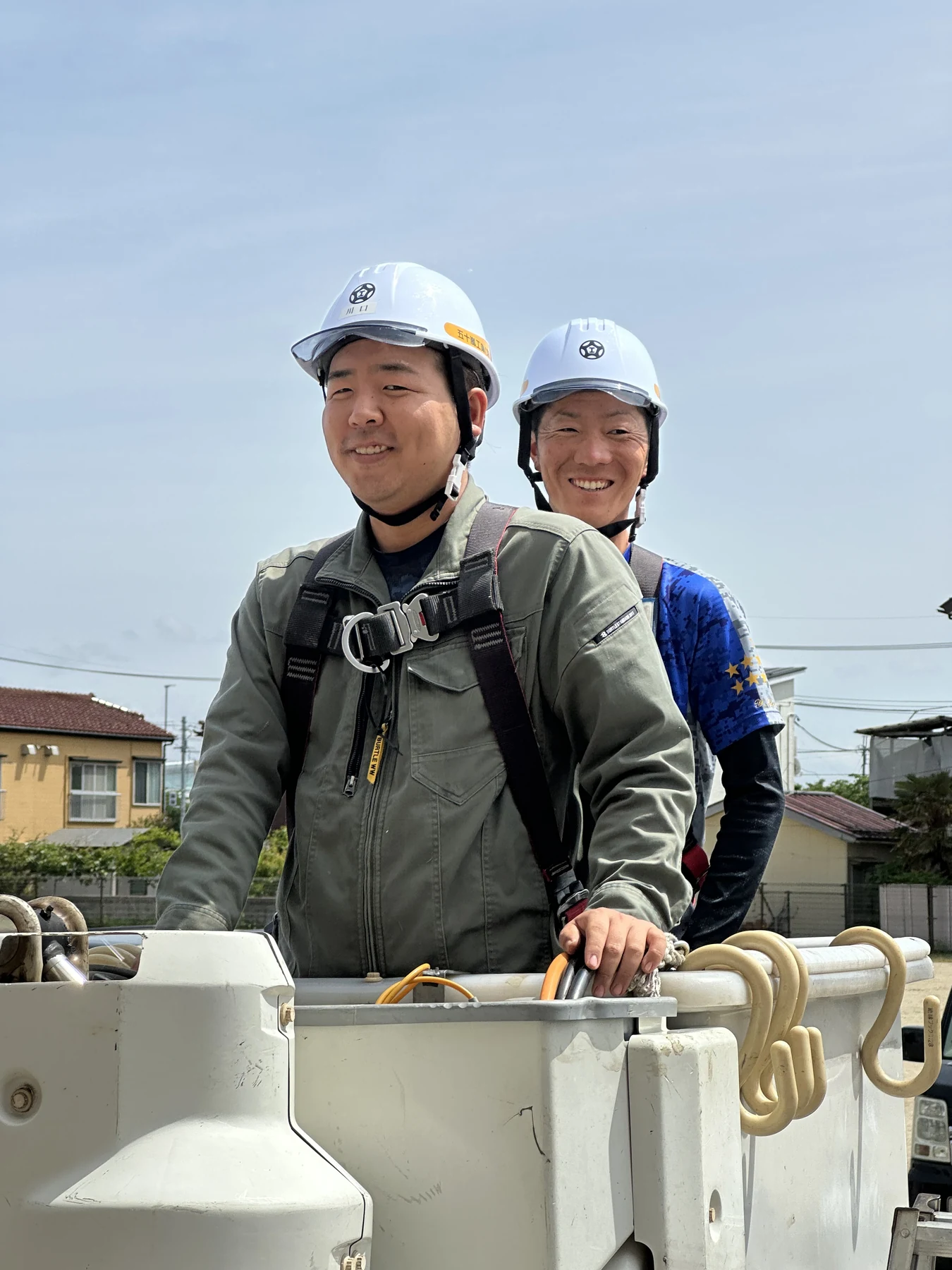 作業着を着て現場へ向かう社員