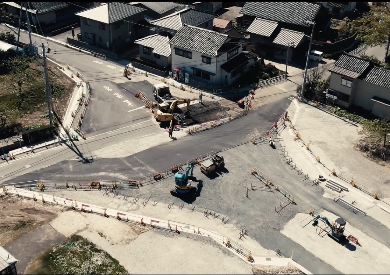重機を使って道路を整備する土木工事の現場