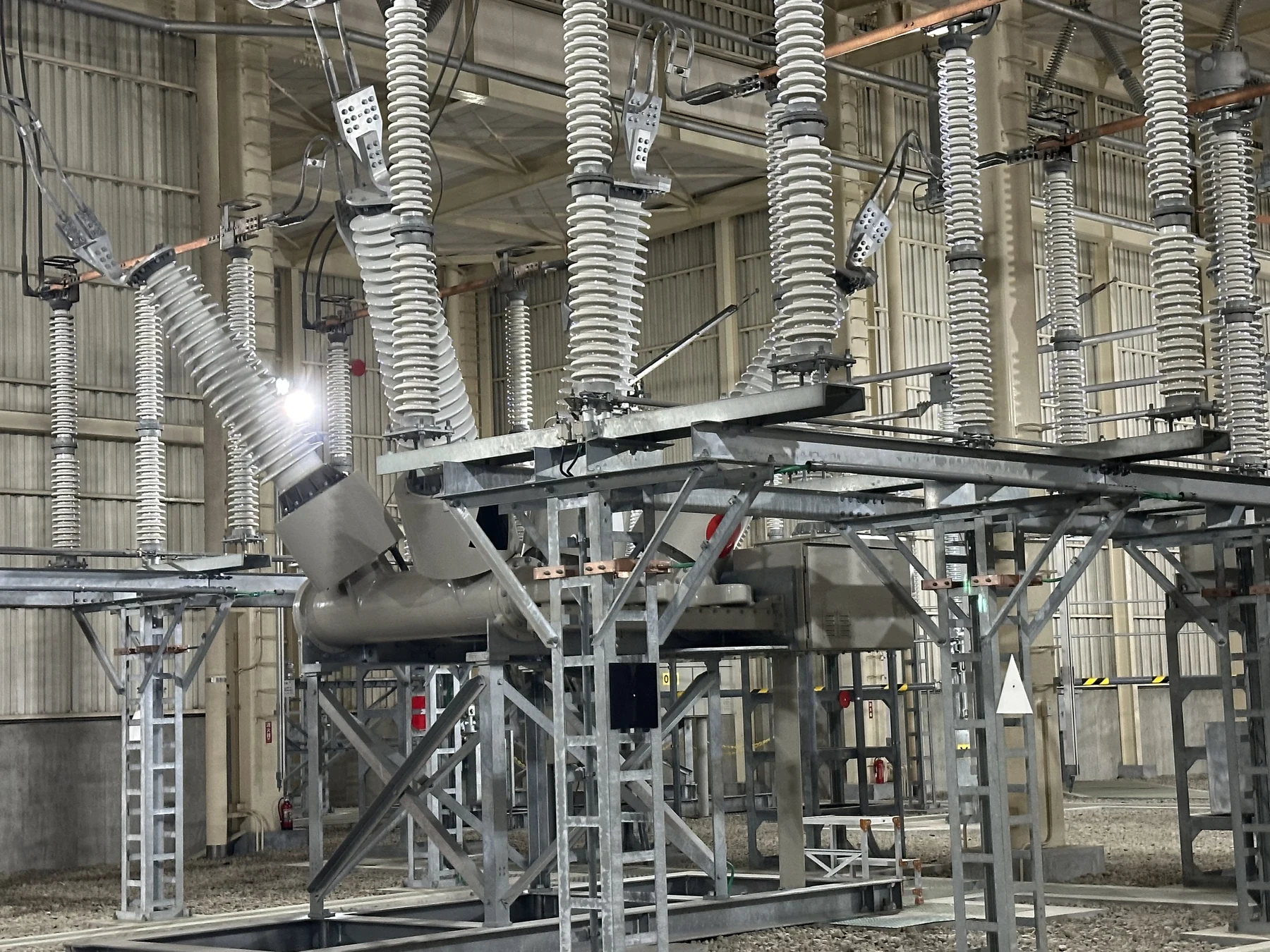屋外に並ぶ発変電設備